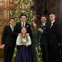 Tak hanya punya wajah tampan, Romeo pun punya figur tubuh yang tinggi tegap. Dia menjadi anggota keluarga Beckham tertinggi. Dalam foto keluarga saat Natal, David Beckham ketahuan kakinya menjinjit untuk menyamakan tingginya dengan Romeo yang berada di sampingnya. Foto: dok. Instagram