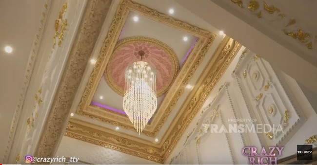 Lampu Chandelier pun terbuat dari kristal yang memendarkan cahaya indah ketika dinyalakan. Foto: YouTube/Trans TV Official