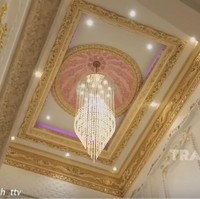 Lampu Chandelier pun terbuat dari kristal yang memendarkan cahaya indah ketika dinyalakan. Foto: YouTube/Trans TV Official