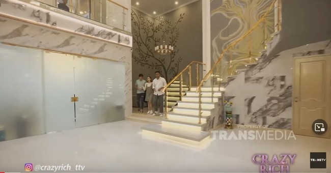 Pria 32 tahun yang menggerakkan bisnis di bidang properti ini mengatakan kalau nilai rumahnya mencapai Rp 8,5 miliar. Foto: YouTube/Trans TV Official