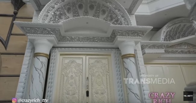 Hidup bergelimang harta tak membuat Aswin Yanuar lupa diri. Pernah hidup serba kekurangan, ia berniat membagi kekayaannya dengan masyarakat tidak mampu. Foto: YouTube/Trans TV Official