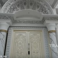 Hidup bergelimang harta tak membuat Aswin Yanuar lupa diri. Pernah hidup serba kekurangan, ia berniat membagi kekayaannya dengan masyarakat tidak mampu. Foto: YouTube/Trans TV Official