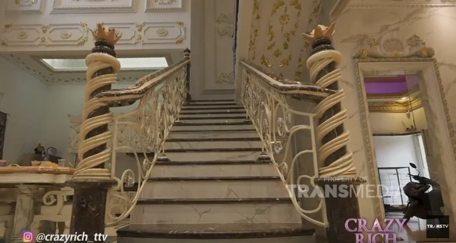 Tangga yang menghubungkan lantai satu dan dua semuanya terbuat dari marmer berkualitas tinggi yang dipesan khusus. Foto: YouTube/Trans TV Official