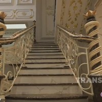 Tangga yang menghubungkan lantai satu dan dua semuanya terbuat dari marmer berkualitas tinggi yang dipesan khusus. Foto: YouTube/Trans TV Official