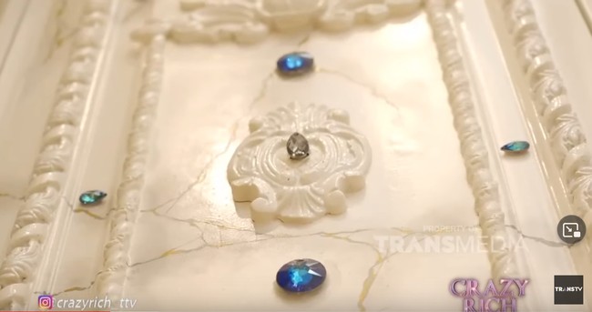 Dinding serta pintu dihiasi ratusan kristal Swarovski warna-warni. Aswin Yanuar mengungkap kalau dia memiliki 135 sertifikat keaslian kristal Swarovski yan digunakan untuk mempercantik rumahnya. Foto: YouTube/Trans TV Official