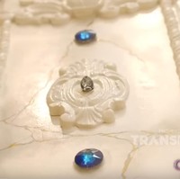 Dinding serta pintu dihiasi ratusan kristal Swarovski warna-warni. Aswin Yanuar mengungkap kalau dia memiliki 135 sertifikat keaslian kristal Swarovski yan digunakan untuk mempercantik rumahnya. Foto: YouTube/Trans TV Official