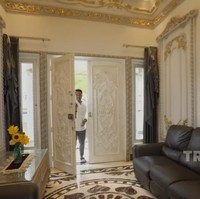 Berlokasi di sebuah kawasan elit Surabaya, rumah dua lantai ini memiliki luas hingga 1.000 meter per segi. Foto: YouTube/Trans TV Official