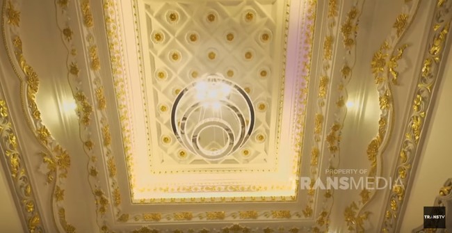 Hampir seluruh rumah dihiasi ukiran pada dinding, tiang hingga langit-langit. Selain itu beberapa bagian ukiran juga dilapisi bubuk emas asli. Foto: YouTube/Trans TV Official