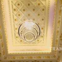 Hampir seluruh rumah dihiasi ukiran pada dinding, tiang hingga langit-langit. Selain itu beberapa bagian ukiran juga dilapisi bubuk emas asli. Foto: YouTube/Trans TV Official