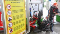 Peralihan itu dilakukan dengan cara memberikan diskon berupa Pertalite seharga Premium. Dari situ, kata Nicke, masyarakat ternyata merespons dengan positif. Dari peralihan BBM tersebut, Nicke mengaku Pertamina telah menurunkan emisi karbon yang tak ramah lingkungan hingga 12 juta ton.