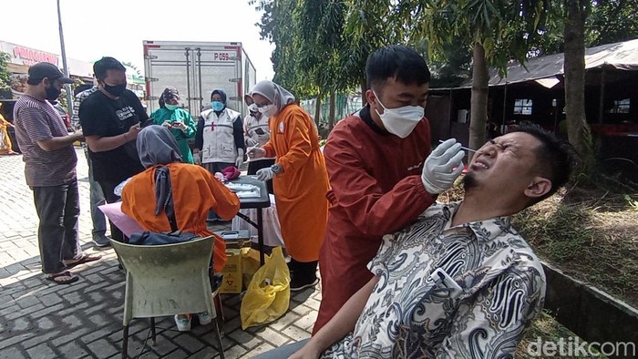 Sejumlah orang menjalani vaksinasi di rest Area Tol Palikanci