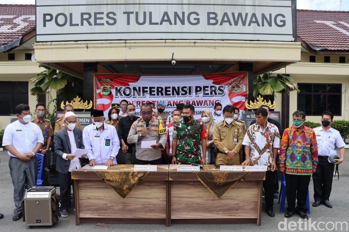 Sejumlah pihak melakukan pertemuan di Polres Tulang Bawang usai terjadi persekusi saat ibadah Natal di Gereja Pentakosta Indonesia (GPI) Tulang Bawang, Lampung. (dok Polda Lampung)