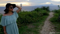 Nggak cuma pantai, Saat disambangi tim detikcom bersama Toyota Corolla Cross Hybrid Road Trip Explore Mandalika menjajal Bukit Malimbu di area Senggigi, Lombok Utara, Nusa Tenggara Barat. Disebut juga dengan Bukit Nipah, kawasan ini sangat eksotis saat sunset tiba. Tebing yang menjorok ke laut, berhadapan mesra dengan Gunung Agung.