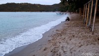Tak sedikit dari mereka yang memang sengaja menanti dan menikmati senja di pantai ini.