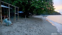 Deburan ombak dan hembusan angin disisi pantai semakin membuat liburan semakin asyik.