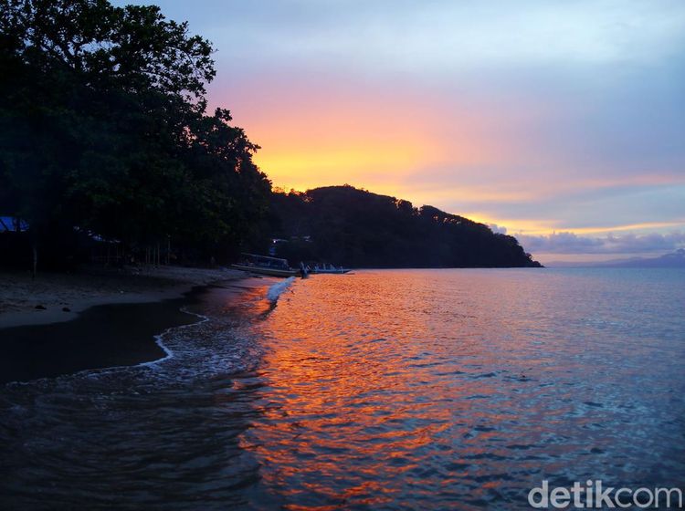 Berburu Senja di Pantai Senggigi dan Bukit Malimbu