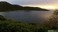 Di sisi tebing terdapat beberapa pohon kelapa tinggi. Pemandangan ini sungguh cantik dan menjadi obyek foto. Tak heran, banyak wisatawan yang tak pernah absen ke sini. Sayang, kini pemandangan itu berubah total. Pohon kelapa yang biasanya melambai-lambai sudah tak ada lagi imbas gempa beberapa waktu silam.
