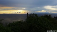 Saat senja turun, langit pun berubah warna menjadi jingga kemudian nila. Bias senja terurai di garis cakrawala. Sungguh indah tiada dua! Namun bukan berarti membuat kecantikan Bukit Malimbu berkurang. Buktinya masih banyak wisatawan yang datang ke sini.