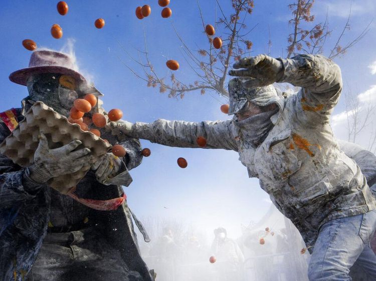 Serunya Saling Lempar Tepung dan Telur di Festival Spanyol