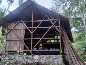 Kondisi Sedih SMPN Oeman Berdinding Batang Enau-Beralas Tanah, Ayo Bantu!