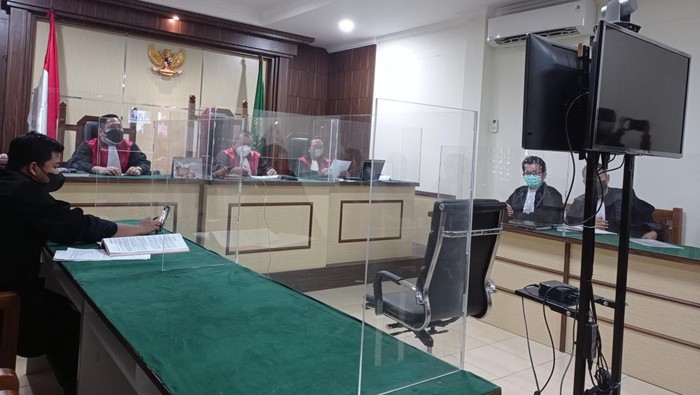 Suasana sidang pembacaan dakwaan warga Bojong Koneng Ade Emon terkait perusakan Kantor Desa Bojong Koneng (Foto: Wilda/detikcom)