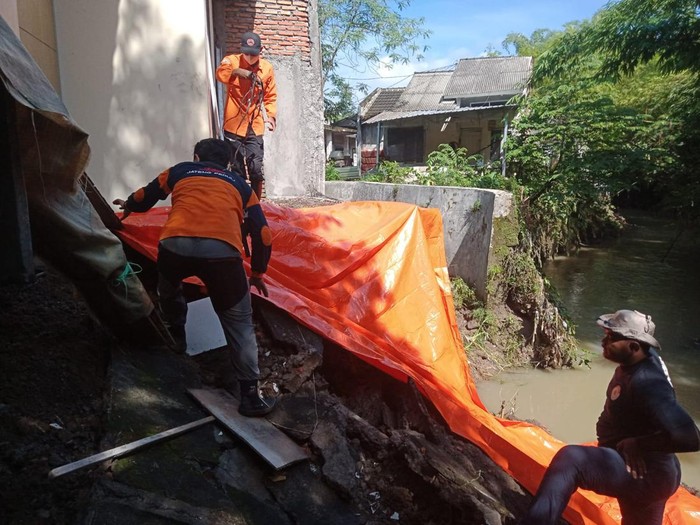 Tanah longsor di Semarang, Minggu (26/12/2021).