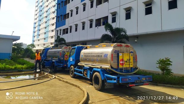 Tangki milik PAM Jaya saat mengisi air di Rusun Nagrak, Cilincing, Jakarta Utara.