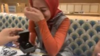 Saat melamar, Ferry Irawan memberikan cincin ke Venna Melinda. Foto: Instagram