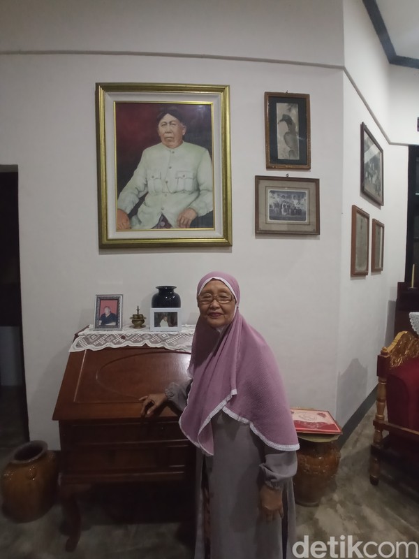 Saat ini, Wisma Soejono juga menjadi tempat tinggal Surdini dan keluarga. Surdini adalah menantu sekaligus mantan lurah pertama di Tetebatu. (Bonauli/detikcom)