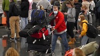 Di Amerika Serikat saja, lebih dari 1.200 penerbangan dibatalkan dan lebih dari 5.000 ditunda pada hari Minggu karena staf dan kru yang sakit. AP/Rebecca Blackwell