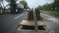 Terlebih lokasi lubang tersebut berada di tengah ruas kiri jalan.