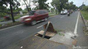 Waduh! Bekas Proyek Galian di Bekasi Hanya Ditutup Seng