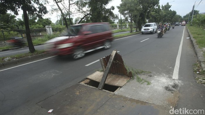 Waduh! Bekas Proyek Galian di Bekasi Hanya Ditutup Seng Bekas proyek galian di kawasan Jalan I Gusti Ngurah Rai, Kota Bekasi, Jawa Barat, terlihat hanya ditutup seng. Hal itu dapat membahayakan para pengendara yang melintas.