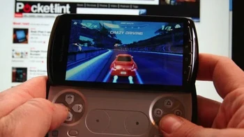 Tombol fisik ala konsol ini dan layar lebar pada masanya, membuat Xperia Play disebut memanjakan para gamer mobile. Foto: Pocket Lint