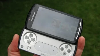 Xperia Play menghadirkan desain yang lain daripada yang lain. Berfokus pada game, ponsel ini punya tombol khusus untuk bermain game layaknya PlayStation. Foto: Pocket Lint
