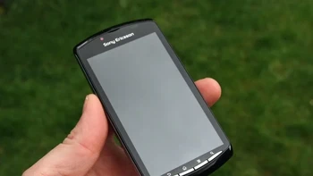 Saat dalam posisi tertutup, tampilannya seperti ponsel Android pada umumnya. Foto: Pocket Lint