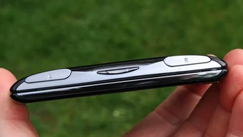 Penampilannya dari posisi samping. Sayangnya meski terlihat menjanjikan, ponsel ini tidak pernah menuai popularitas tinggi dan akhirnya tidak pula ada model selanjutnya. Foto: Pocket Lint