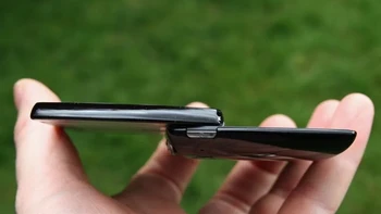 Padahal ada pihak yang berpendapat, generasi kedua Xperia Play seharusnya muncul untuk memperbaiki kesalahan yang dilakukan di versi pertamanya. Foto: Pocket Lint