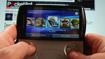 Saat digunakan dalam portrait mode, Xperia Play memiliki tampilan layaknya ponsel Android lain, dengan kamera 5 megapixel, serta layar sentuh multi-touch  4 inch beresolusi 480x584 pixel. Foto: Pocket Lint