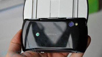 Penampakan bagian belakangnya. Kehadiran Xperia Play ini pada saat itu diklaim akan berperan dalam meningkatkan kualitas game Android secara keseluruhan. Foto: Engadget