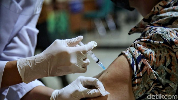Vaksinasi COVID-19 terus dilakukan. Salah satunya diberikan untuk warga negara asing (WNA) yang tinggal di Jakarta.
