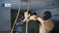 Tangkapan layar dari televisi nasional Al Iraqia yang menyiarkan proses hukuman gantung terhadap Saddam Hussein (30/12/2006). Eksekusi ini dilakukan di sebuah bangunan keamanan di sebelah utara Bahgdad. (Photo by Al-iraqia via Getty Images)