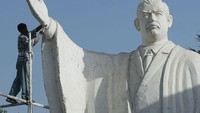 Pekerja menyelesaikan pembuatan patung Saddam Hussein di Baghdad Square, Irak (22/9/2002). Saddam digulingkan oleh invasi AS dan Inggris pada 2003 dengan tuduhan mengembangkan senjata pemusnah massal. Tuduhan itu tidak terbukti hingga saat ini. (Photo by Taha AL Rubayyh/Getty Images)