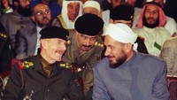 Saddam Husein (tengah) dalam sebuah pertemuan.  (Photo by Salah Malkawi/Getty Images)