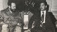 Saddam Hussein bersama pemimpin Kuba, Fidel Castro. (Photo by Getty Images)