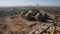 Proyek pembangunan masjid di Baghdad yang mangkrak pasca Saddam Hussein digulingkan, (14/7/2007). (Photo by Chris Hondros/Getty Images)