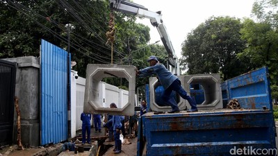 Aksi Pasukan Biru Cegah Banjir di Kawasan Menteng, Jakarta