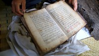 Dalam tradisi tersebut ada sebuah benda pusaka yang tak boleh ketinggalan, Al Quran. Namun, Al Quran Tetebatu tidak sembarangan. Al Quran ini sangat kuno, karena sudah diturunkan dari nenek moyang. Bahkan, tak ada yang tahu siapa yang memilikinya.