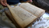 Dalam tradisi tersebut ada sebuah benda pusaka yang tak boleh ketinggalan, Al Quran. Namun, Al Quran Tetebatu tidak sembarangan. Al Quran ini sangat kuno, karena sudah diturunkan dari nenek moyang. Bahkan, tak ada yang tahu siapa yang memilikinya.