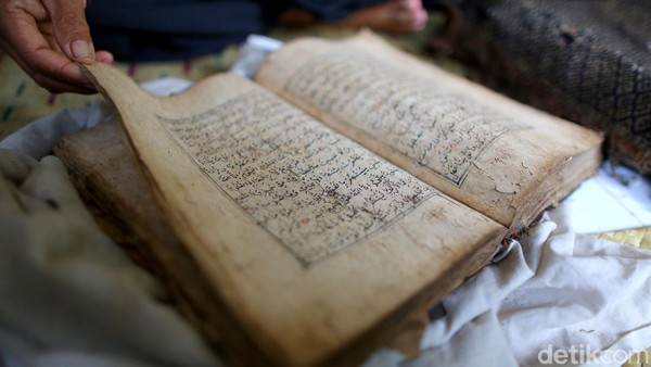 Dalam tradisi tersebut ada sebuah benda pusaka yang tak boleh ketinggalan, Al Quran. Namun, Al Quran Tetebatu tidak sembarangan. Al Quran ini sangat kuno, karena sudah diturunkan dari nenek moyang. Bahkan, tak ada yang tahu siapa yang memilikinya. Dalam tradisi tersebut ada sebuah benda pusaka yang tak boleh ketinggalan, Al Quran. Namun, Al Quran Tetebatu tidak sembarangan. Al Quran ini sangat kuno, karena sudah diturunkan dari nenek moyang. Bahkan, tak ada yang tahu siapa yang memilikinya.